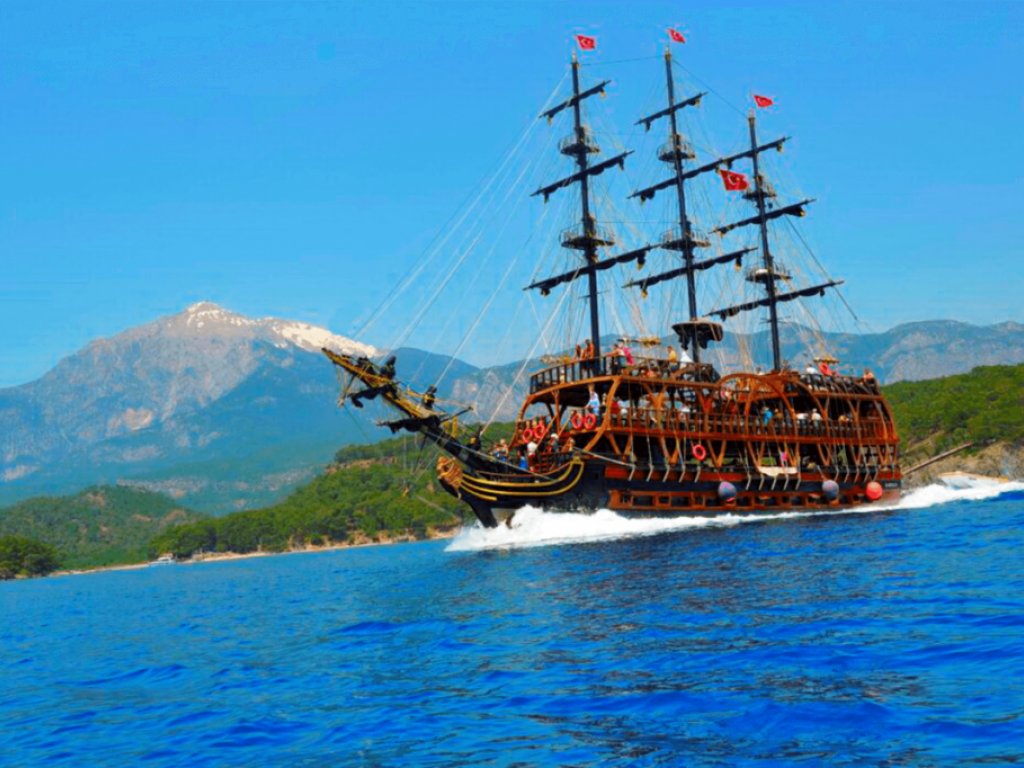 Antalya Lara Sahilinden Korsan Tekne Turu