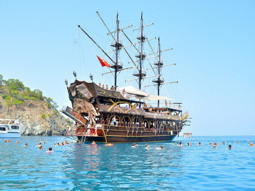 Antalya Lara Sahilinden Korsan Tekne Turu