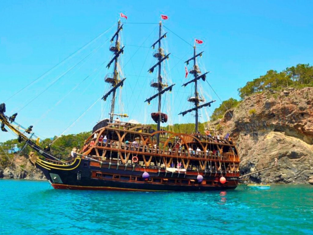 Antalya Lara Sahilinden Korsan Tekne Turu