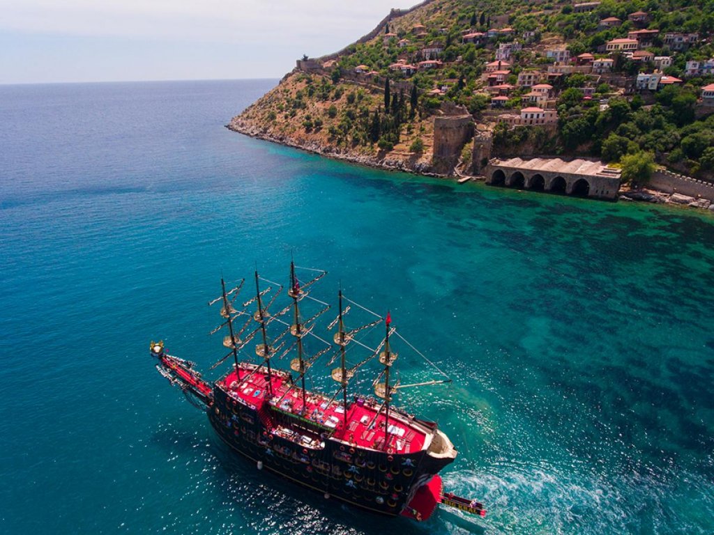 Antalya Lara Sahilinden Korsan Tekne Turu
