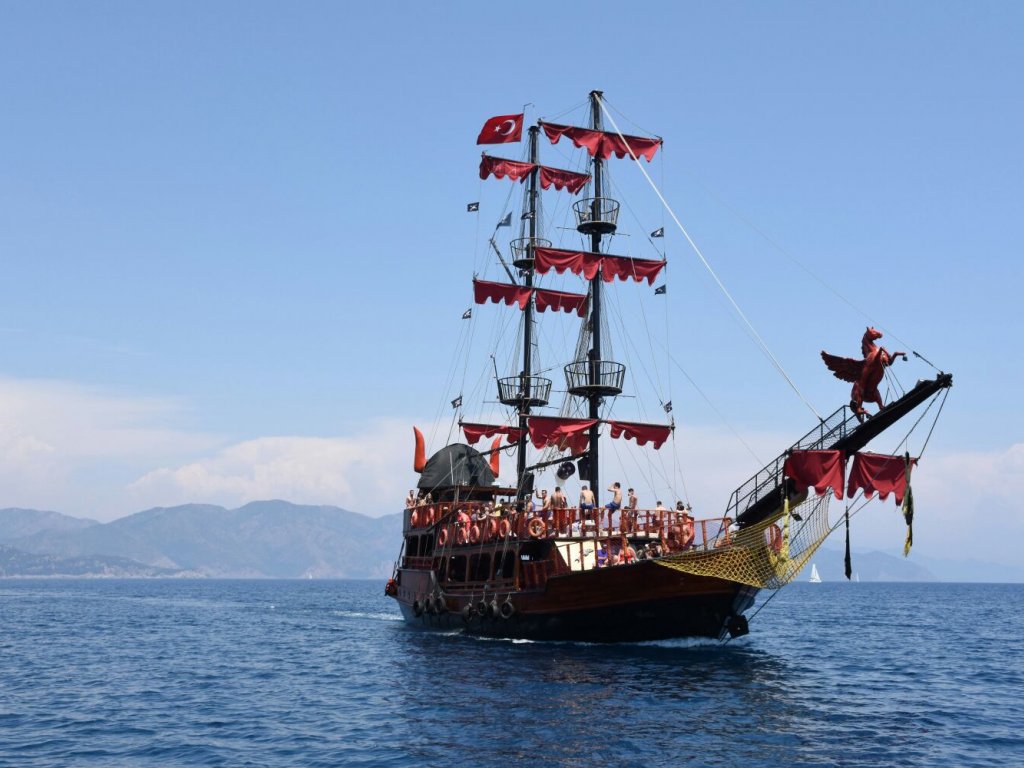 Icmeler Viking Korsan Tekne Turu