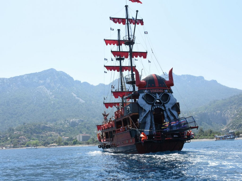Icmeler Viking Korsan Tekne Turu
