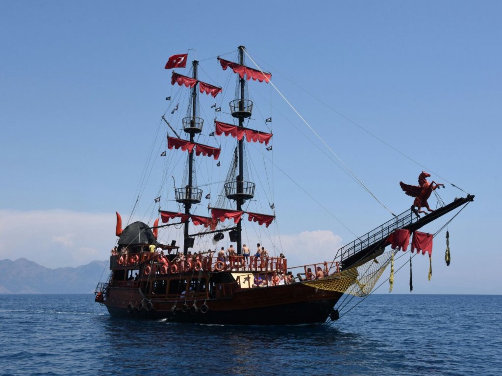 Icmeler Viking Korsan Tekne Turu
